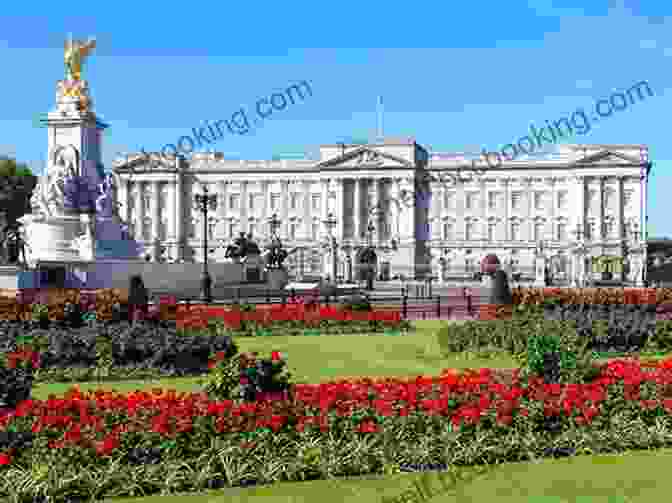 Buckingham Palace 15 Tourist Attractions You Must Go To In London: London Photography Coffee Table (Tourist Places Photography Coffee Table 2)